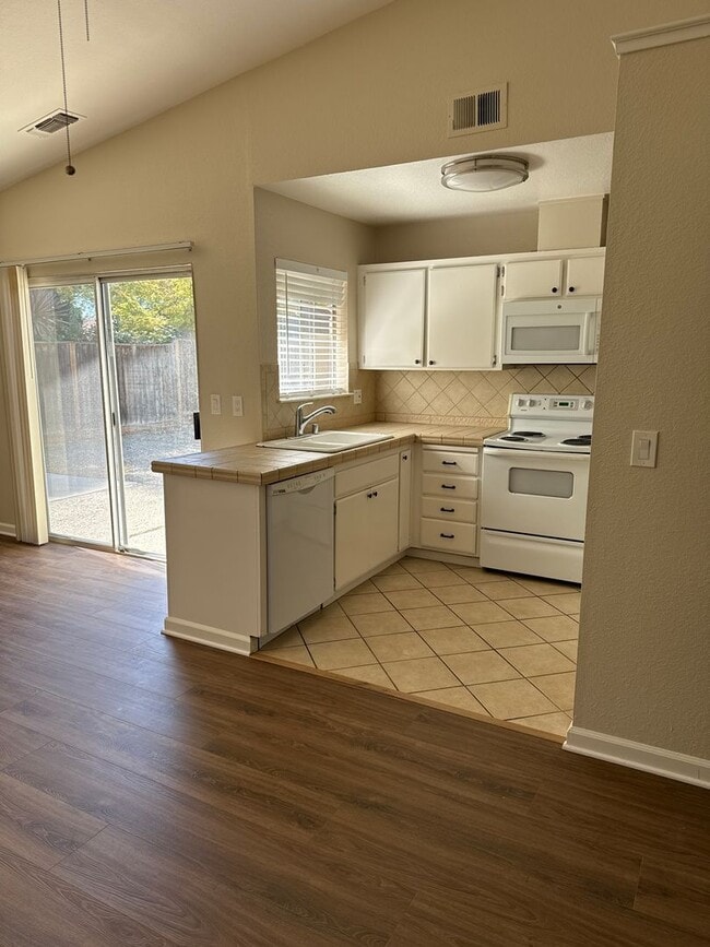 Building Photo - Great  family home