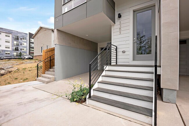 Building Photo - New 2 bed 2.5 bath Townhouse at Overlook Station