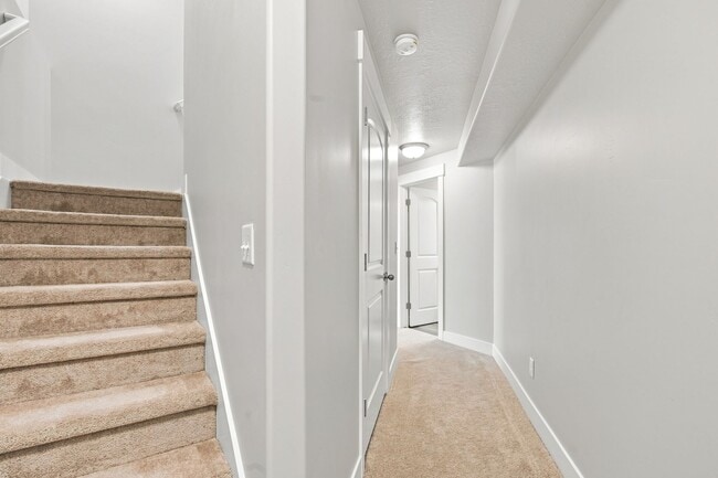 Building Photo - Great 3 Bed 3.5 Bath Townhome in Bluffdale!!