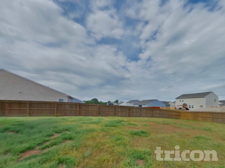 Building Photo - 129 Verona Dr NW