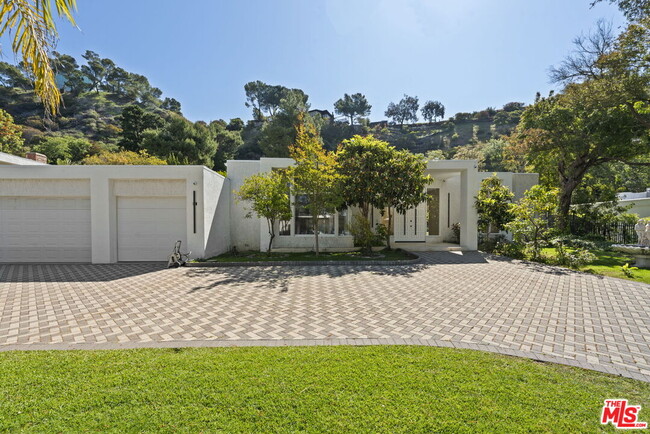 Building Photo - 1860 Loma Vista Dr