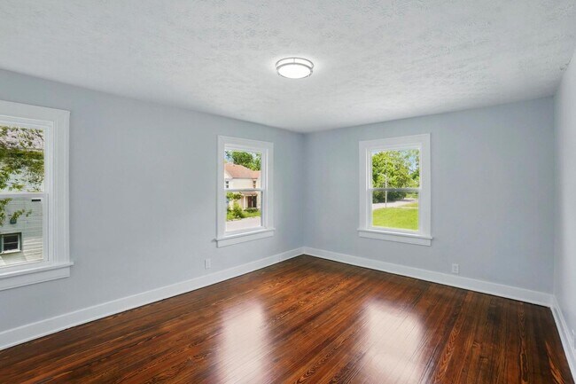 Building Photo - Two Bedroom in Dayton!
