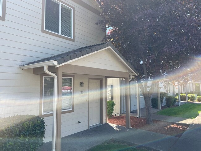 Building Photo - Beautiful 2 Bedroom 1.5 Bath Townhome Loca...