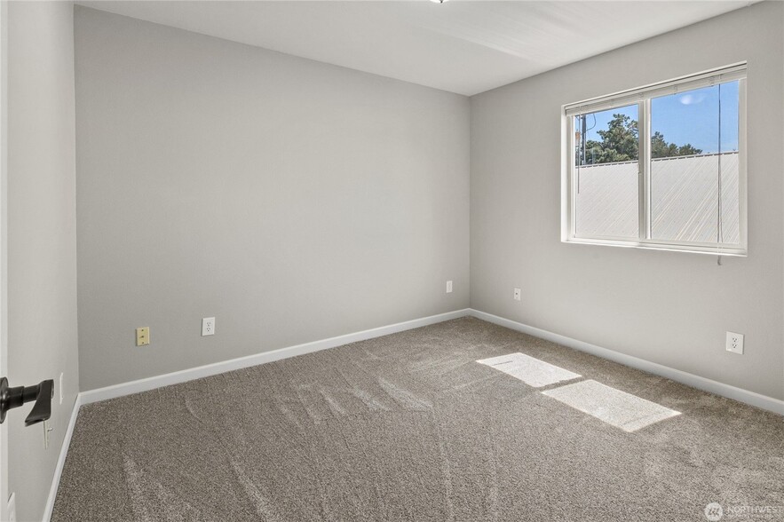 Building Photo - 502 River Ave