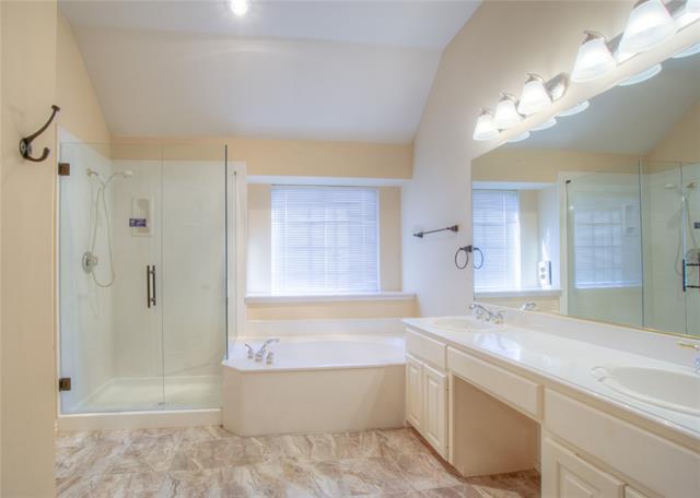 Building Photo - 1221 Greenway Dr