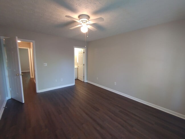 Building Photo - Spacious 2Bd/2Ba Duplex - Move-In Ready!