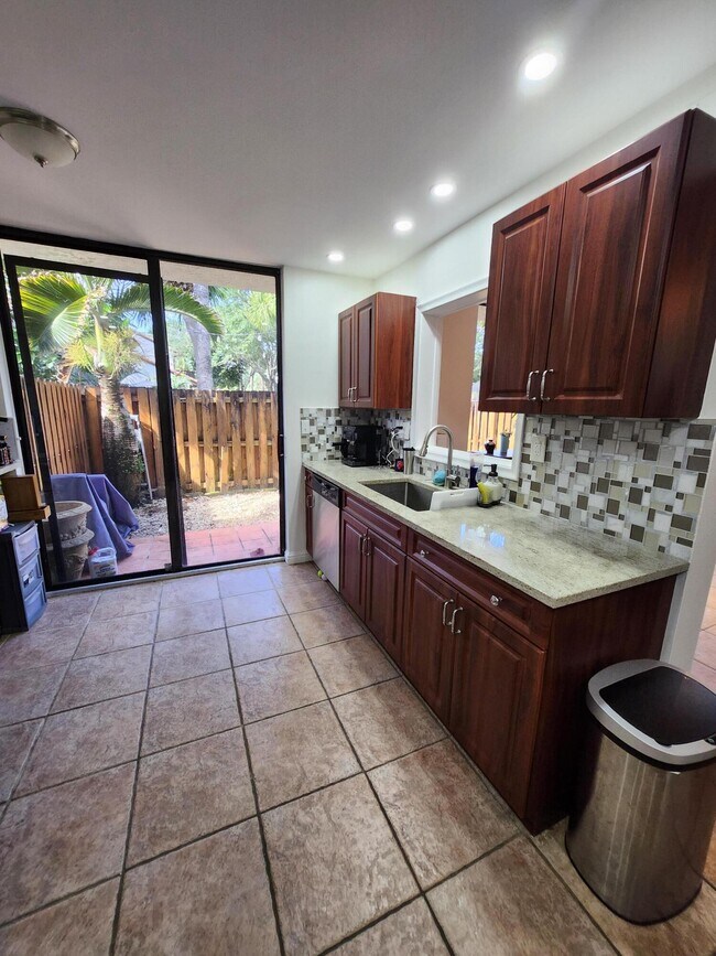 Building Photo - 5705 Fox Hollow Dr