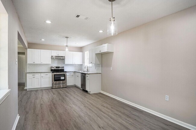 Building Photo - Updated 4 bedroom, 3 bath, single story ho...