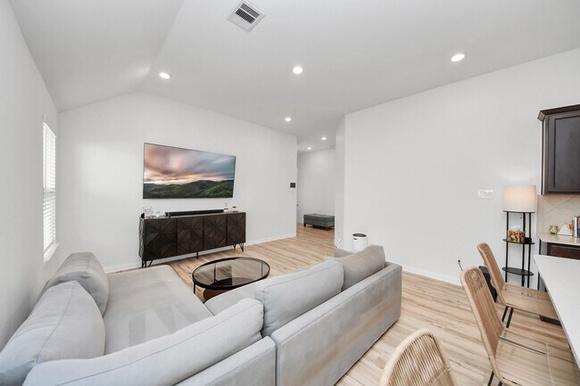 Building Photo - 1114 Bulwark