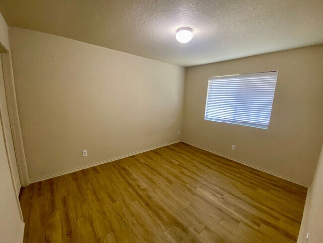 Building Photo - It's a Beauty ~ Great Location ~ 3/2.5 ~ M...