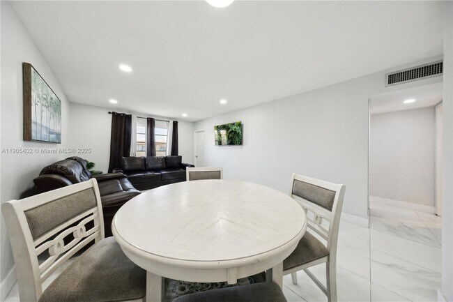 Building Photo - 140 Royal Palm Rd