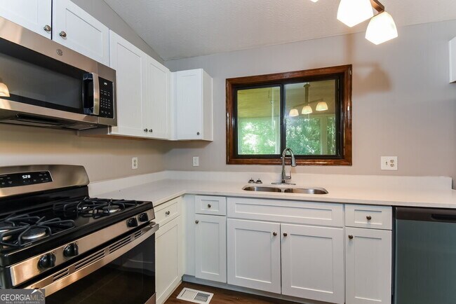 Building Photo - 1012 Hicksmil Dr SW