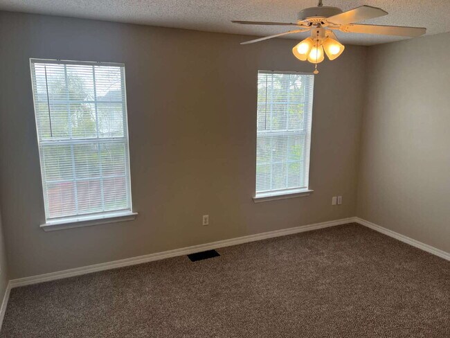 Building Photo - "Charming 2-Bed Townhouse in Fort Walton B...