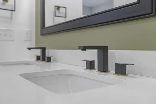 Building Photo - 961 Heyl Ave