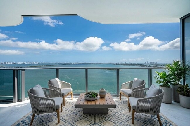 Building Photo - 700 NE 24th St