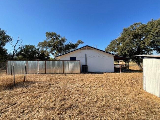 Building Photo - **APPLICATION RECEIVED** Available Now- 2 Bedroom 1 Bath in Granite Shoals, TX with Fenced in Bac...
