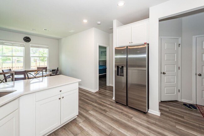 Building Photo - 6 Bedroom 4.5 Bath in Limehouse Village - Summerville