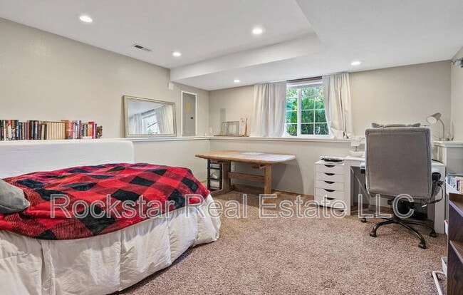 Building Photo - 607 W Persimmon Ln