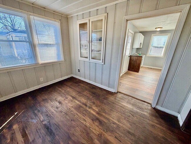 Building Photo - Central Location to Huntsville!