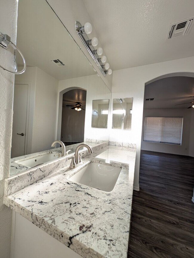 Building Photo - AVAILABLE NOW IN SAN TAN RANCH GILBERT!!!