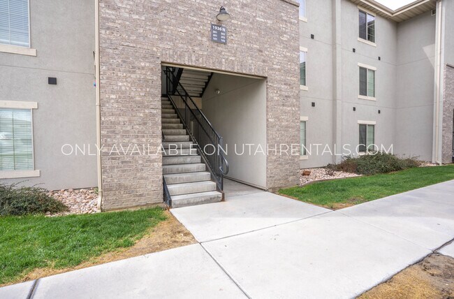 Building Photo - 1936 N Geneva Rd