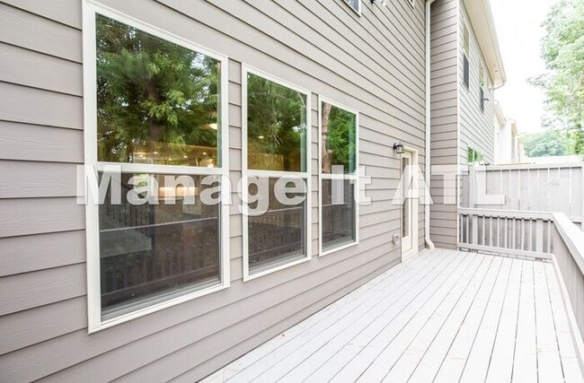 Building Photo - 4 Bedroom Townhome in Chamblee