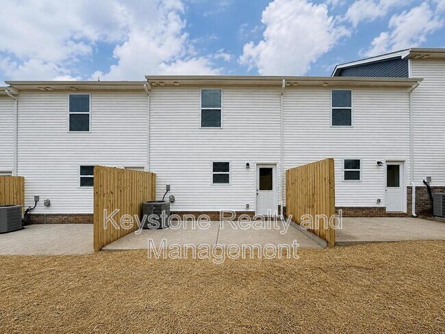 Building Photo - 919 Martin St