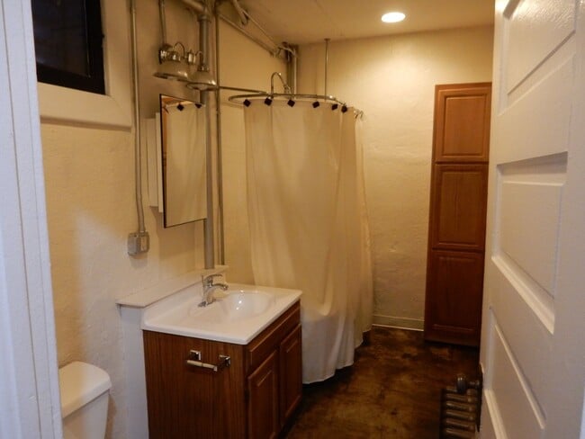 Building Photo - 1 BR Apt in Old SW; Utilities & Wi-Fi included!