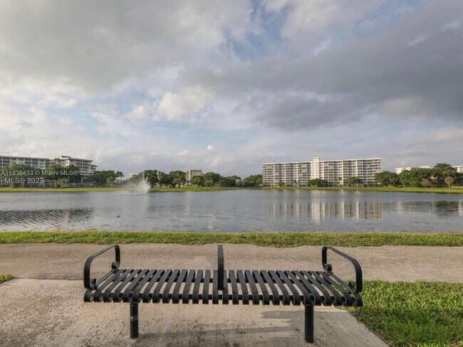 Building Photo - 2751 N Palm Aire Dr