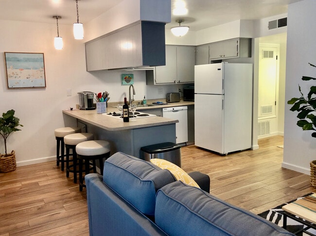 Building Photo - Salem Suites - Furnished, Cable & Wi-Fi