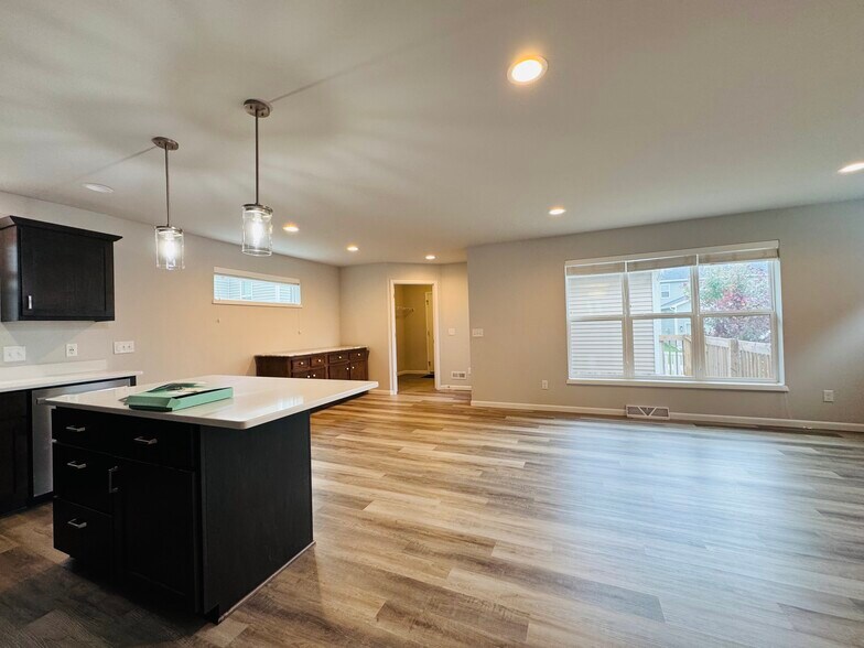 Building Photo - 615 Prospect Rd