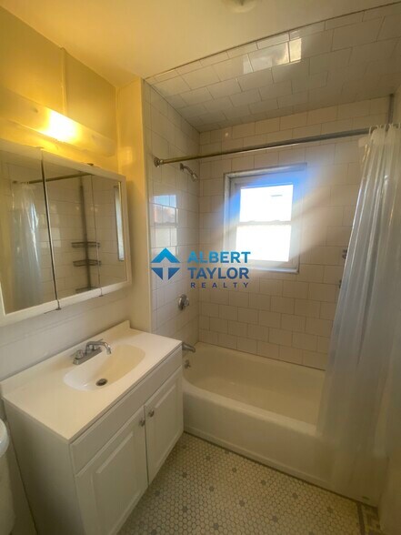 Building Photo - 458 Park Dr