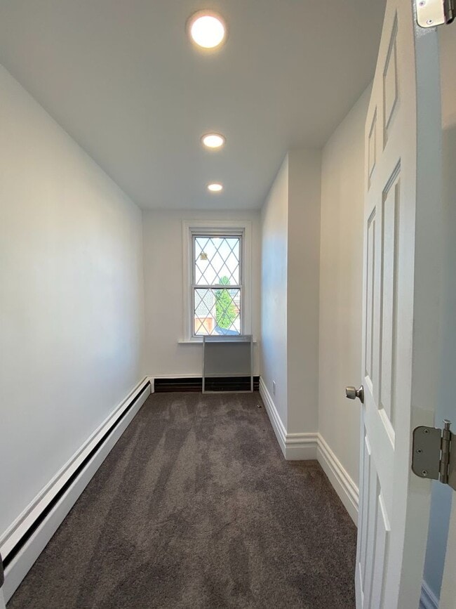 Building Photo - Fully Renovated 2 Bed, 1 Bath w/ Bonus Roo...