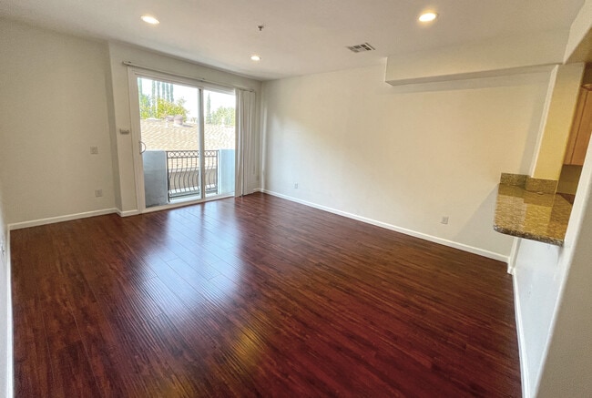Livingroom - 5330 Satsuma Ave