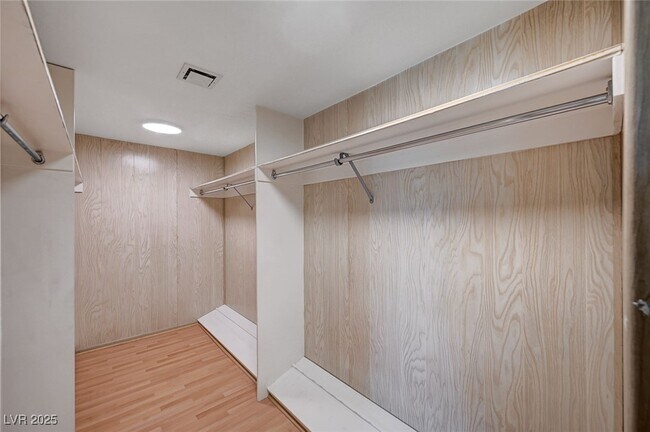 Building Photo - 578 Tam O Shanter