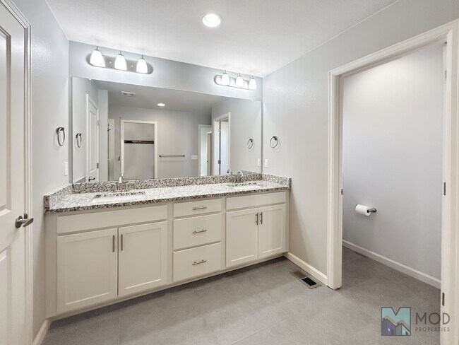 Building Photo - $0 DEPOSIT OPTION. SPACIOUS 4-BEDROOM, 3.5...