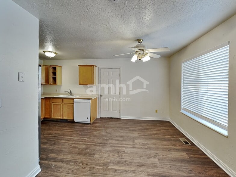 Building Photo - 651 Saddlebrook Dr