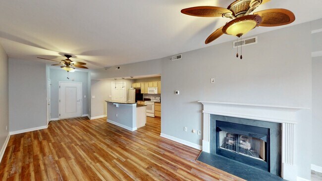 Building Photo - 718 W Trade St