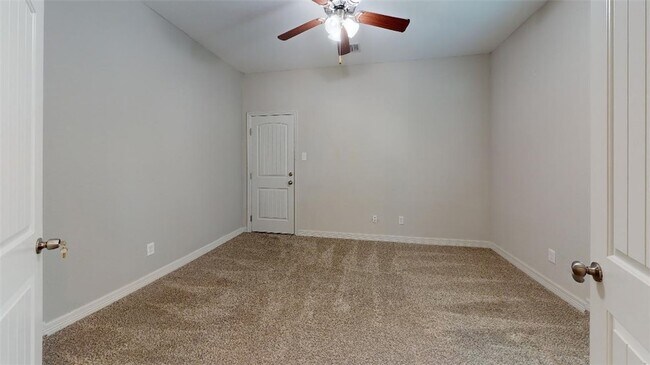 Building Photo - 302 Gilchrist Ave