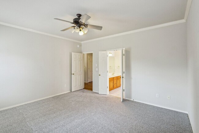 Building Photo - Spacious 4 Bedroom + Bonus Room & Office