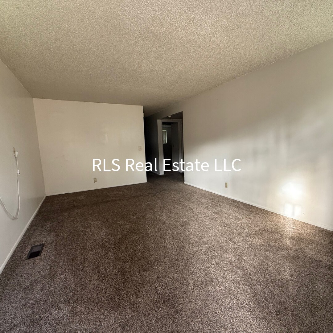 Building Photo - 8668 S 1500 E