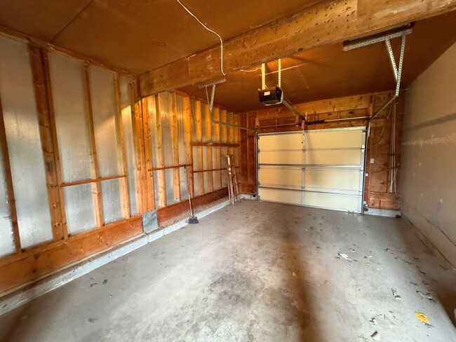 Building Photo - 3 bed 1 bath, Small Town Living!