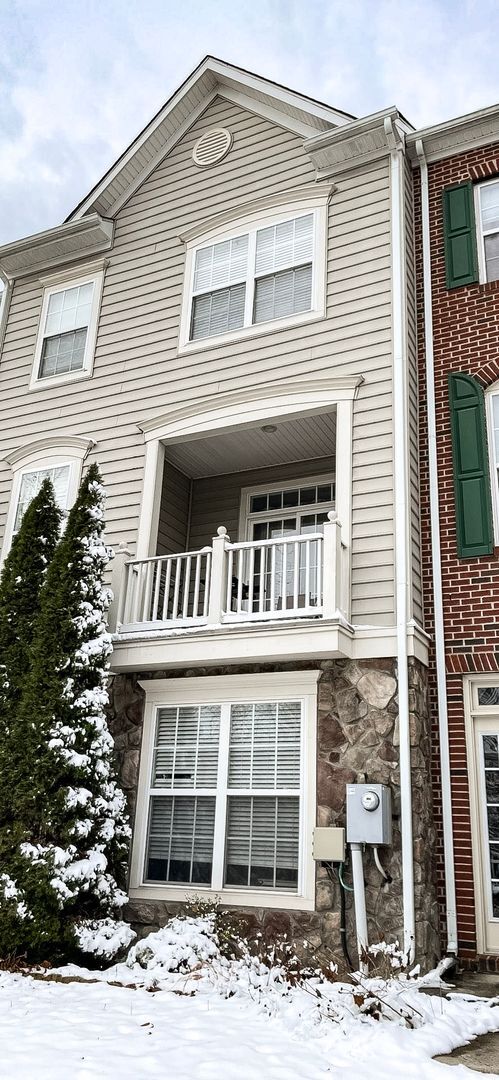 Building Photo - Stunning Light-Filled 3 Bed 2/2 Bath Townhome In Sought After Brambleton