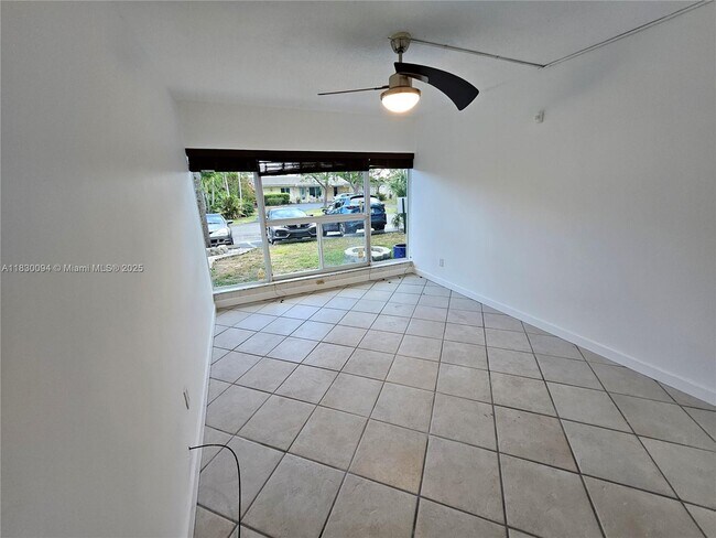 Building Photo - 733 NW 30th Ct