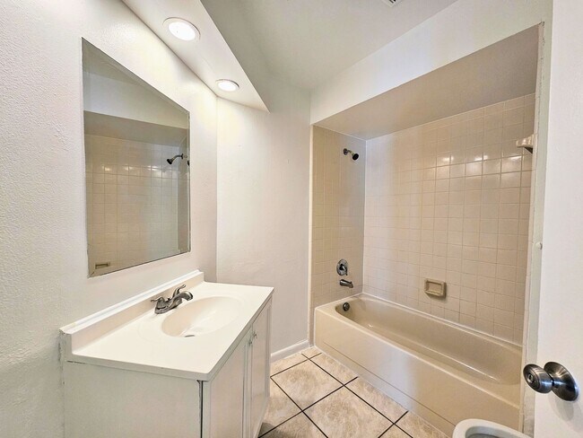 Building Photo - Beautifully Maintained 3-Bedroom Home with...