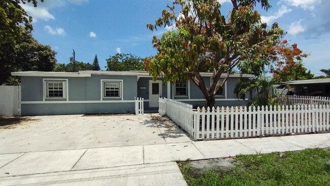 Primary Photo - 4620 NE 15th Ave