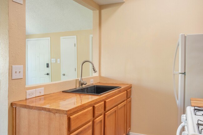 Building Photo - 623 Paula Pl
