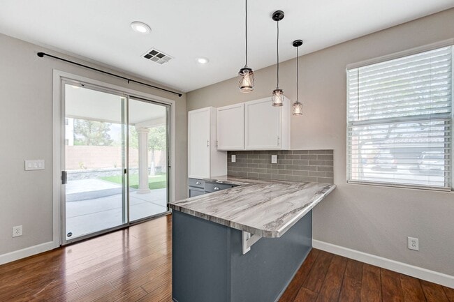Building Photo - Stunning one story in the NW!