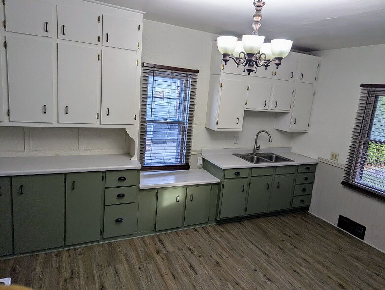 Building Photo - 1548 S 57th St