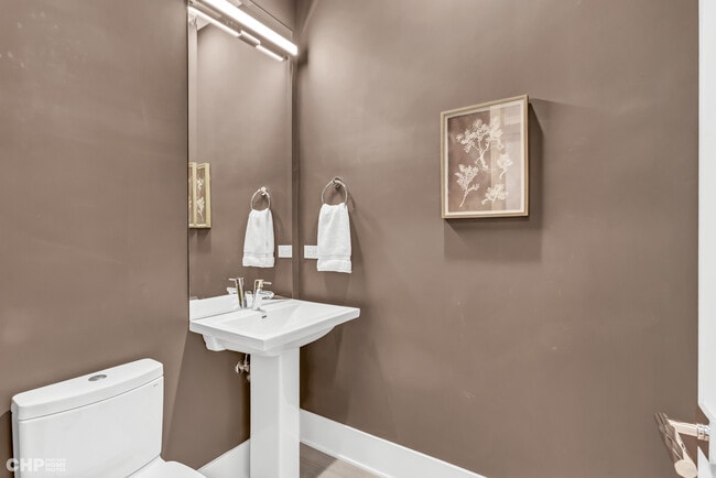 Powder room - 1157 W Erie St